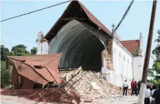  ?? RAFAEL TATI | EDIÇÕES NOVEMBRO | CABINDA ?? Fachada principal da Igreja São Tiago Maior de Lândana ruiu