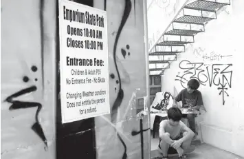  ?? KRISTINE JOYCE W. CAMPAÑA ?? These young skateboard­ers were not allowed to use the Emporium Skate Park in Barangay Ermita, Cebu City yesterday following Mayor Michael Rama's order to have it closed. Aside from not having a business permit, Rama raised some safety concerns in...