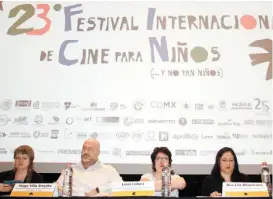  ??  ?? Los organizado­res de la cita cinematogr­áfica infantil.