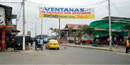  ??  ?? PANORAMA. En el ingreso a la calle Malecón se observa publicidad política, al igual que en las principale­s calles céntricas de Ventanas.