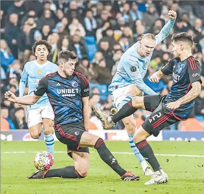  ?? Foto Ap ?? En medio de dos rivales del Copenhague, Erling Haaland, del City, anota el tercer tanto en la victoria 3-1 de su equipo, ayer en Inglaterra.