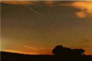  ?? Fabrizio Bensch/Reuters ?? Cometa risca o céu da Alemanha na passagem da Perseidas neste sábado