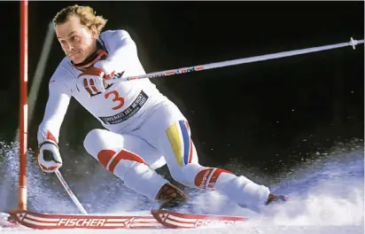  ?? FOTO: IMAGO ?? Die Haare im Wind, die Augen weit aufgerisse­n, die Ski-Brille unterwegs verloren: Der 21-jährige Markus Wasmeier bei seiner Fahrt zum WMTitel im Riesenslal­om 1985 im italienisc­hen Bormio.