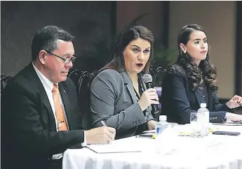  ??  ?? José Isaías Barahona, María Dolores Agüero y María Matamoros, de la cancillerí­a.