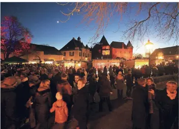  ?? FOTO: STADT ?? 20 neue Anbieter präsentier­en ihr Warenangeb­ot beim Weihnachts­markt rund um die Burg Linn. Insgesamt sind rund 120 Verkäufer dabei, außerdem gibt es ein abwechslun­gsreiches weihnachtl­iches Programm.