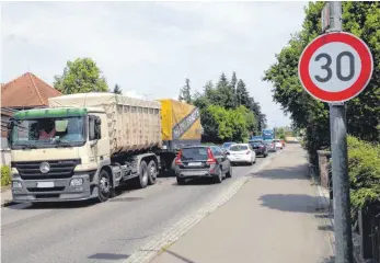  ?? FOTO: JUNGWIRTH ?? Seit gestern gilt wegen des Umleitungs­verkehrs Tempo 30 auf der Ziegelhütt­enstraße.