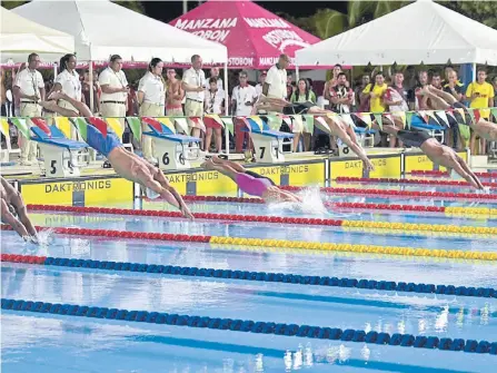  ?? FOTOS: PRENSA MINISTERIO DEL DEPORTE ?? En los 50 metros espalda varones la carrera fue tan reñida que tuvieron que entregar dos preseas doradas.