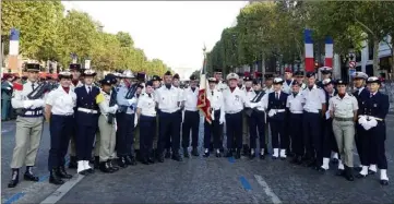 ?? (Photos P. F.) ?? L’école du personnel paramédica­l des armées (EPPA) de Toulon sur les Champs-Elysées avant le défilé. Le dernier, puisque cette école doit être transférée à Bron, dans le Rhône, à la rentrée.