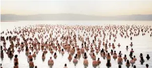  ?? (Spencer Tunick) ?? SPENCER TUNICK’S art project at Metzoke Dragot was designed to draw attention to the sinkholes at the Dead Sea.