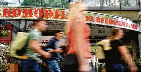  ?? Foto: Britta Perdersen, dpa ?? Eine Institutio­n und Herzstück des alten West Berlin: Das Theater und die Komödie am Ku’damm müssen einem Shopping Center weichen. Auf den Privatbühn­en hatte einst Max Reinhardt für Deutschlan­d neues Boulevard Theater etabliert. In vier Jahren kehren...