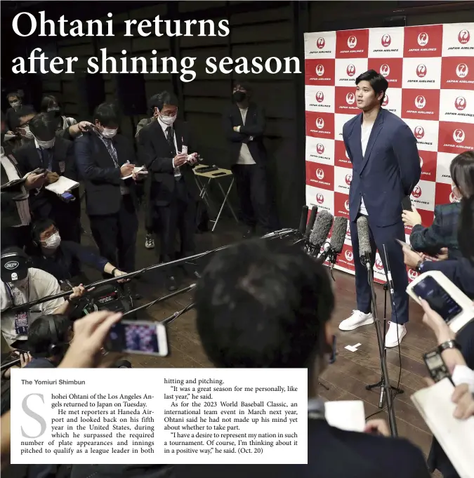  ?? Ryoichiro Kida / The Yomiuri Shimbun ?? Shohei Ohtani speaks to reporters at Haneda Airport in Tokyo on Tuesday evening.