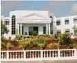  ??  ?? Das Hauptgebäu­de der DePaul Internatio­nal Residentia­l School in Mysore im Süden von Indien. Foto: Norbert Schwalber
