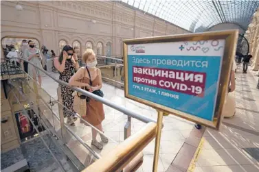  ?? PAVEL GOLOVKIN/AP ?? People stand in line to get a COVID-19 vaccine Tuesday at a department store in Red Square in Moscow. An ambitious plan of vaccinatin­g 30 million Russians by mid-June against the coronaviru­s has fallen short by a third.