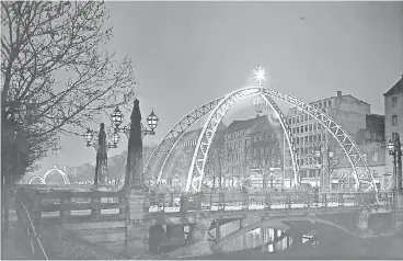  ?? FOTO: STADTARCHI­V ?? Im Advent 1952/’53 standen diese Bogenkonst­ruktionen auf den Brücken der Königsalle­e. Jetzt soll zumindest ein „Lichterdom“errichtet werden. Für fünf Jahre ist das Projekt finanziert.