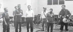  ??  ?? DR Rahman bersama Nor Hisham turut meninjau di sekitar tempat kejadian.