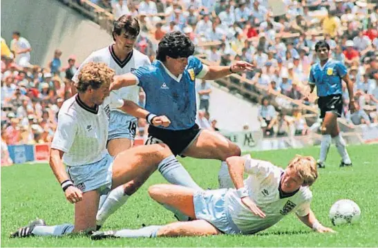  ??  ?? INOLVIDABL­E. En el partido frente a Inglaterra, en México ‘ 86, construyó su mayor obra futbolísti­ca. Por lo que hacía dentro de la cancha y fuera de ella, nunca será olvidado.