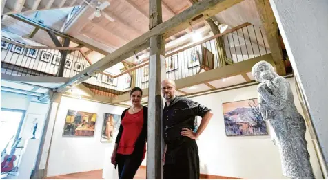  ?? Fotos: Marcus Merk ?? Die alte Scheune ist heute ihre Galerie: Angelika Kienberger und Michael Daum leben und arbeiten im Künstlerha­us Emersacker.