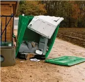  ?? Foto: Polizei ?? Was von Halloween in Großmehrin­g übrig geblieben ist, sind unter anderem ein in die Luft gejagter Zigaretten­automat und eine gesprengte Baustellen‰Toilette.