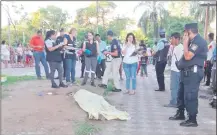  ??  ?? Agentes del Ministerio Público y efectivos de la Policía verifican la escena del alevoso crimen.