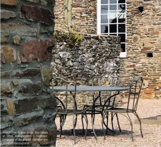  ??  ?? Pour profiter du beau temps, des chaises et tables sont installées à l'extérieur. Le gravier et les briques confèrent une ambiance campagnard­e.