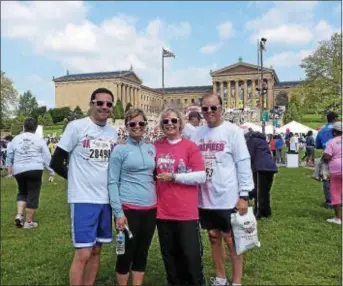  ??  ?? Ann Lewis with her husband and parents at the 2013 Komen Philadelph­ia Race for the Cure.