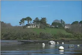  ?? ?? De belles demeures surplomben­t les rives, comme ici ces maisons qui surveillen­t les parcs à huîtres au pied de la falaise.