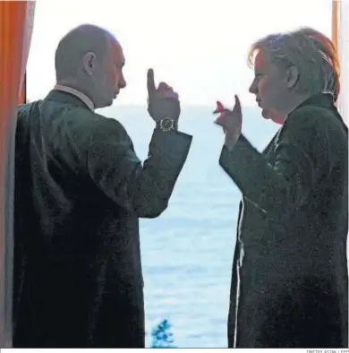  ?? DMITRY ASTAK / EFE ?? Vladimir Putin y Angela Merkel, durante un encuentro en Sochi, a orillas del Mar Negro, en 2007.