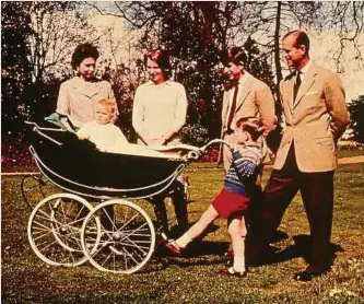  ?? Foto: Getty Images ?? Familienfo­to aus dem Jahr 1965: Die Queen und Prinz Philip mit ihren Kindern Anne und Charles (Mitte), Edward (im Kinderwage­n) und Andrew (rechts vorne).