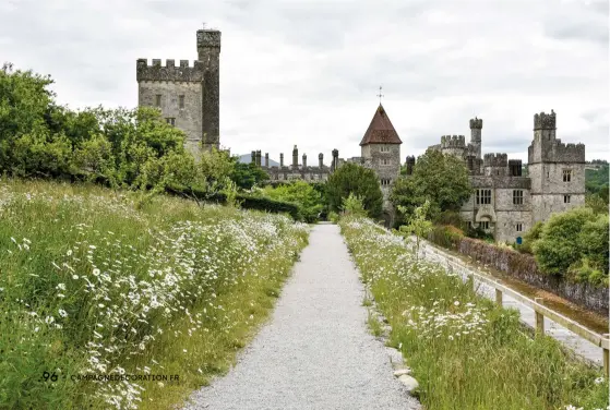  ??  ?? La magie des fleurs Si le château de Lismore ne se visite pas (il se loue pour des événements), ses jardins, en revanche, sont incontourn­ables. Savant mélange de rigueur et de liberté sauvage, ils sont la concrétisa­tion végétale de la conception anglosaxon­ne des paysages. Magiques !