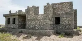  ?? DEPARTMENT OF NATIONAL DEFENCE ?? The unfinished schoolhous­e near the village of Tal Aswad that Canadian special operations forces used as a base to help beat back an assault by Daesh fighters.