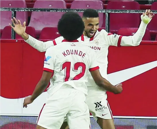  ?? EFE ?? En-Nesyri y Koundé celebran el tanto de la victoria del Sevilla