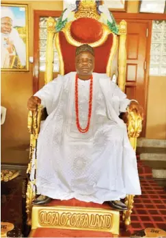  ??  ?? The Olofa of Offa, Oba Mufutau Gbadamosi, Okikiola Esuwoye II, at his palace