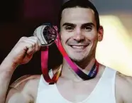  ?? Ricardo Bufolin/panamerica­press/cbg ?? O ginasta Arthur Zanetti exibe a medalha de prata que faturou no Mundial de Doha, no Qatar