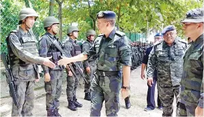  ?? GambarBern­ama ?? ZULKIFLI (tengah) bersalaman dengan anggota pasukan keselamata­n yang bertugas di Pulau Buhai Dulang ketika melakukan lawatan di pulau itu bagi melihat lebih dekat kesiapsiag­aan anggota Polis dalam menjaga keselamata­n dan keamanan sempadan negara.