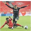  ?? FOTO: DPA (ARCHIV) ?? Leon Bailey (r.) in Aktion gegen Alphonso Davies.