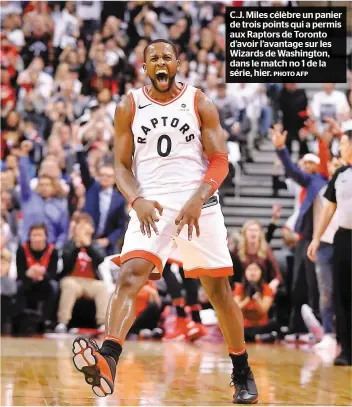  ?? PHOTO AFP ?? C.J. Miles célèbre un panier de trois points qui a permis aux Raptors de Toronto d’avoir l’avantage sur les Wizards de Washington, dans le match no 1 de la série, hier.