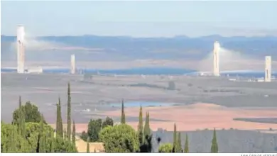  ?? JUAN CARLOS VÁZQUEZ ?? Planta termosolar de Solúcar, construida por Abengoa en Salúcar la Mayor, en la provincia de Sevilla.