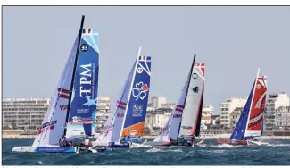  ?? (Photos Sofia Warluzel) ?? Le skipper suit ce Tour de France à la barre d’un semi-rigide. Et ne lésine pas sur les conseils pour ses jeunes protégés.