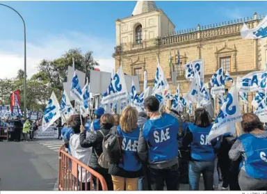  ?? M. J. LÓPEZ / EP ?? La protesta de sanitarios que hubo ayer a las puertas del Parlamento.