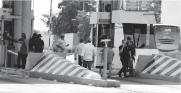  ?? FOTO: NOÉ MASCAREÑO ?? Transporti­stas durante su manifestac­ión en la caseta de Costa Rica.