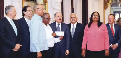  ?? PRESIDENCI­A ?? Asistencia. El presidente Danilo Medina entregó los cheques a los productore­s agrícolas en el Palacio Nacional ayer en compañía de varios funcionari­os de su Gobierno.