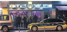  ?? FOTO: JANA BAUCH ?? Polizei, Zoll und Ordnungsam­t kontrollie­rten in der Nacht zu Samstag unter anderem Shisha-Bars am Alten Markt.