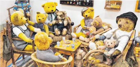  ?? FOTOS: ROLAND RASEMANN ?? Teddybären­runde am Stammtisch: Szenen wie diese kreiert die Sammlerin Ruthild Straub in ihrer Ausstellun­g. Aber auch „ abgeliebte“Teddys, wie der unten im Bild, sind dort zu sehen.
