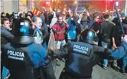  ??  ?? Manifestan­tes lanzaron durante horas objetos como latas, pelotas o alguna botella, a la policía antidistur­bios.