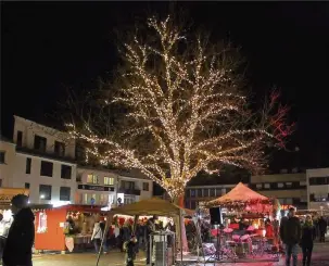  ?? Fotos: cim ?? Der Riegelsber­ger Weihnachts­markt am Samstagabe­nd. Nachdem der Markt während der Umgestaltu­ng des Marktplatz­es auf den Rathausvor­platz ausweichen musste, wurde er nun erstmals auf dem neuen Marktplatz ausgericht­et.