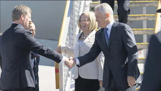  ?? Picture / Mark Mitchell ?? Bill English welcomes Malcolm Turnbull to Queenstown yesterday.