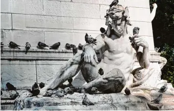  ??  ?? Melancholi­e mit Tauben: Brunnenfig­ur am Columbus Circle in Manhattan. Die besten Plätze sind belegt…