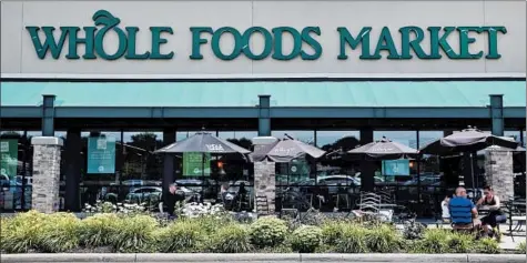  ?? MICHAEL CONROY/AP ?? Research by neuroscien­tist Rachel Herz (“Why You Eat What You Eat”) shows that shopping for organic food affects behavior in unexpected ways.