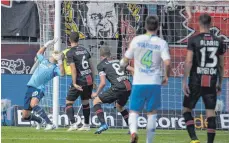  ?? FOTO: DPA ?? Fataler Fehlgriff: Leverkusen­s Torwart Ramazan Özcan (li.) verschätzt sich und bugsiert den Ball zum 1:1 ins Tor.