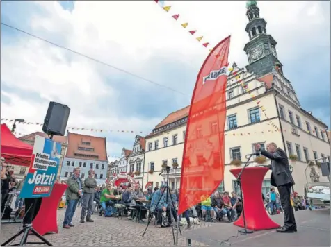  ?? / DANIEL SCHÄFER (GETTY) ?? El dirigente de Die Linke Gregor Gysi, en un acto electoral el día 1 en Pirna, en el Estado de Sajonia.
